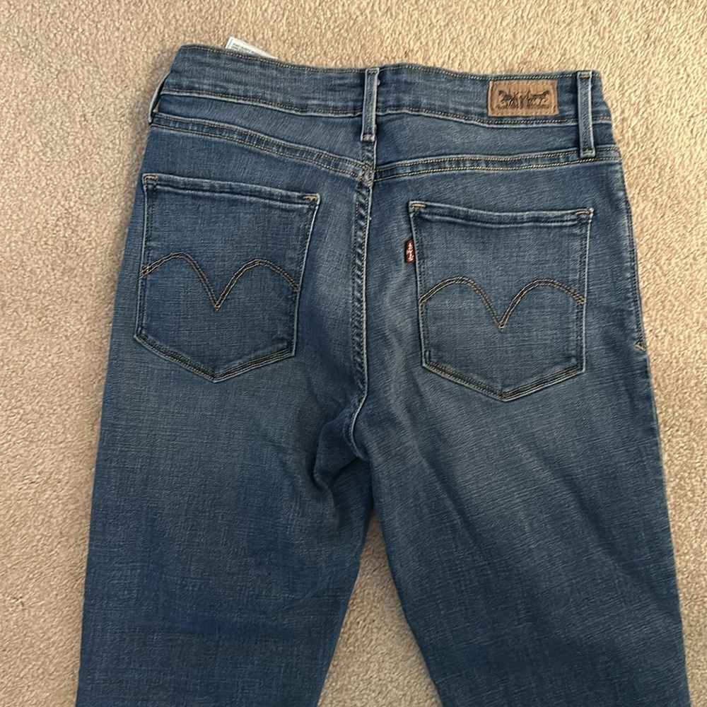 Levi’s Mid Rise Skinny Jean - Picture 3 of 3